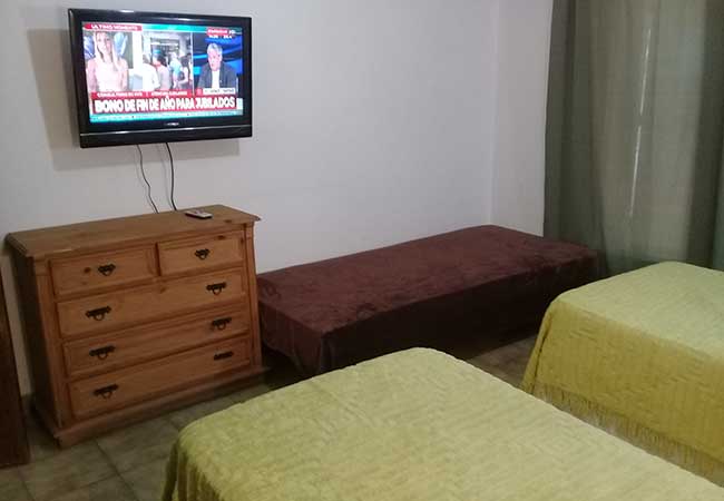 dormitorio con TV