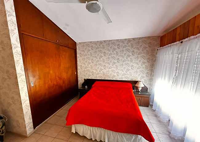 dormitorio con cama matrimonial