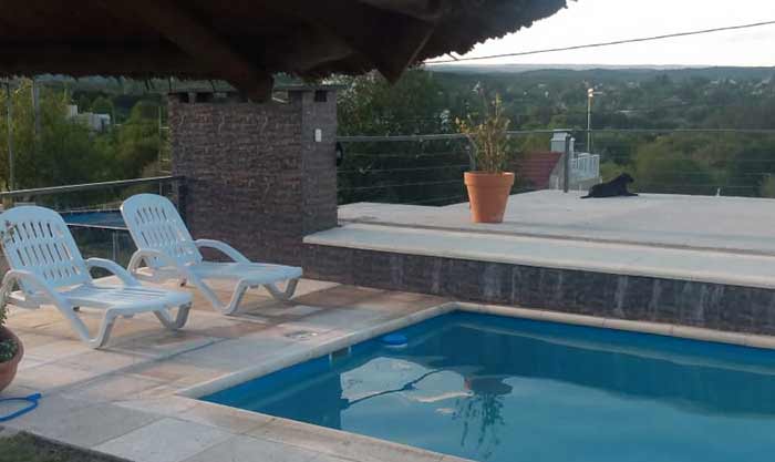 Casa con pilerta, asador y cochera