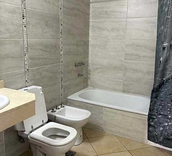 Departamento en alquiler con baño con bañera