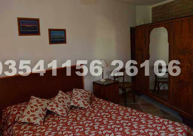 Dormitorio con cama doble